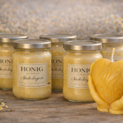 Valentinstag-Set aus 5 × 500 g cremigem Blütenhonig (2,5 kg) aus eigener Imkerei in Niederbayern plus handgefertigter Bienenwachskerze (ca. 150 g). 100 % naturbelassener Honig & reines Bienenwachs – regional, ohne Zusatzstoffe. Nur solange Vorrat reicht – bis maximal 14. Februar.