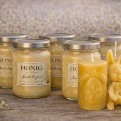 Oster-Set aus 5 × 500 g cremigem Blütenhonig (2,5 kg) aus eigener Imkerei in Niederbayern plus 2 handgefertigter Bienenwachskerzen. 100 % naturbelassener Honig & reines Bienenwachs – regional, ohne Zusatzstoffe. Nur solange Vorrat reicht!